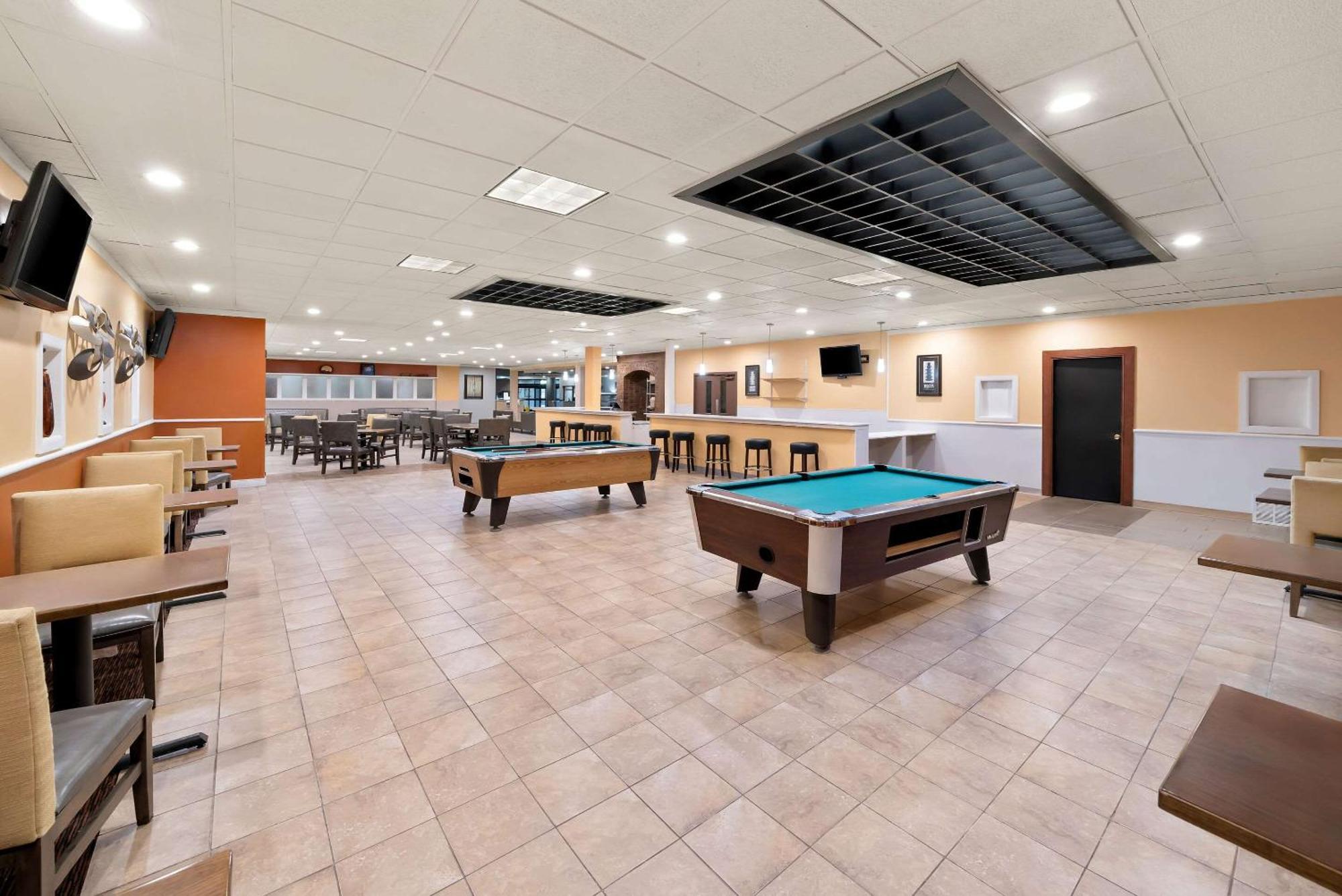 Clarion Inn & Suites And Convention Center Kearney Luaran gambar